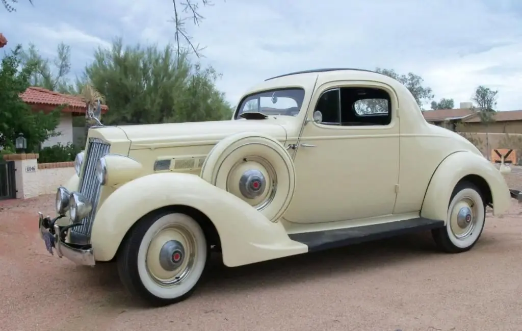 carro com motor de 12 cilindros