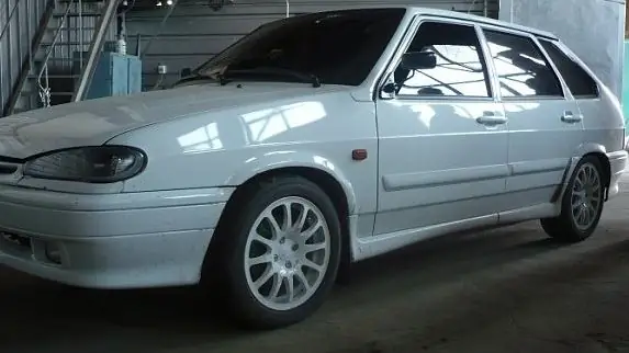 Lada 2114 valkoinen valokuva