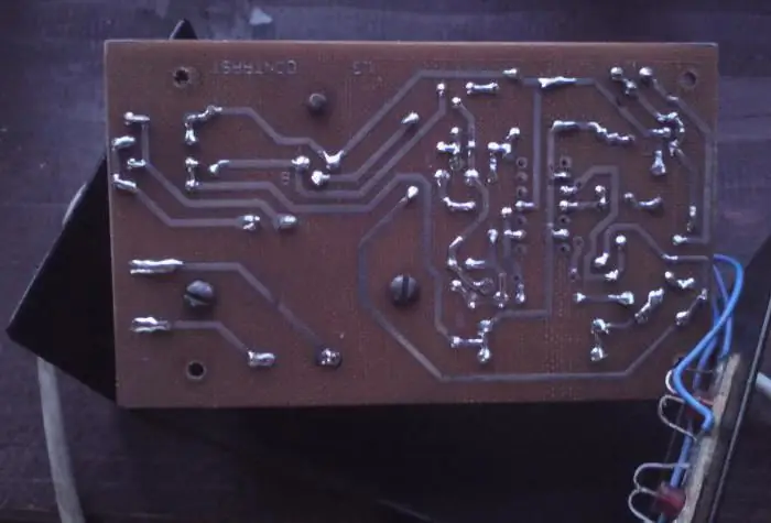 pengecas pada dua thyristor