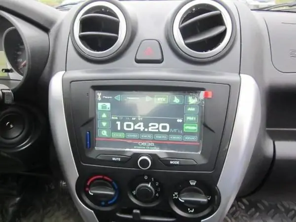 Head unit na "Lada Grants": mga katangian, pag-install at firmware