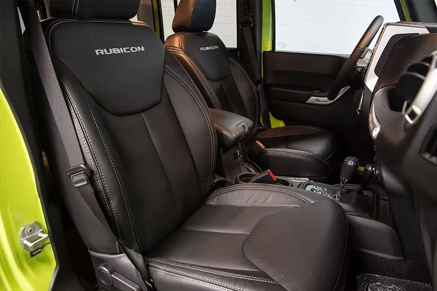 interior del jeep wrangler