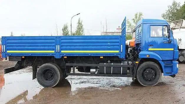 Tegniese kenmerke van KAMAZ-43253 voorsien die vragmotor met wye toepassing