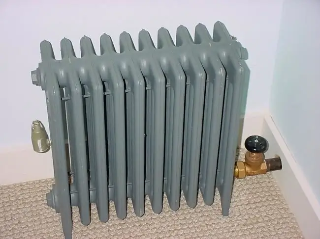 Zaščitna in dekorativna rešetka za radiator ogrevanja