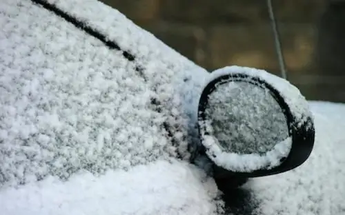 We gebruiken auto's in de winter: hoe de auto klaar te maken en waar je op moet letten?