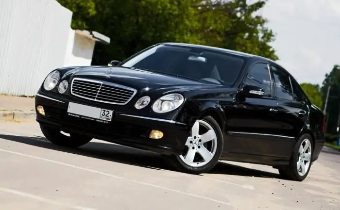 W211 orqa tomonidagi "Mercedes E320" avtomobilining xususiyatlari