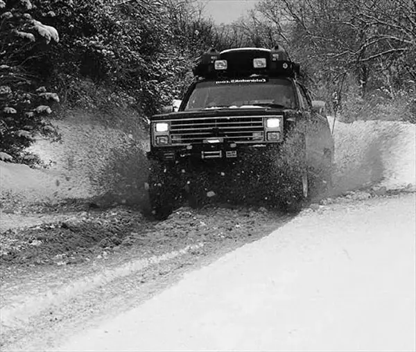 startování motoru s karburátorem za chladného počasí