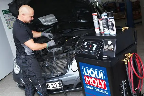 Appareil de vidange d'huile dans une transmission automatique. Changement d'huile de matériel. À quelle fréquence changer l'huile de la transmission automatique?