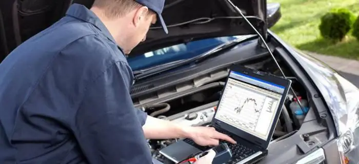 Universele diagnostische scanner voor auto's. We testen de auto met onze eigen handen met een diagnostische scanner voor auto's