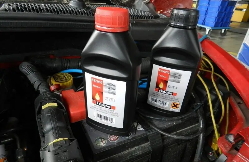 We change the brake fluid "Ford Focus 2" with our own hands